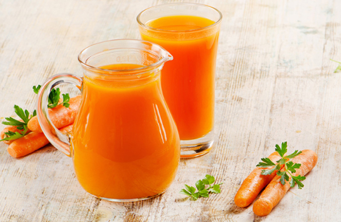 Uống nước cà rốt ép