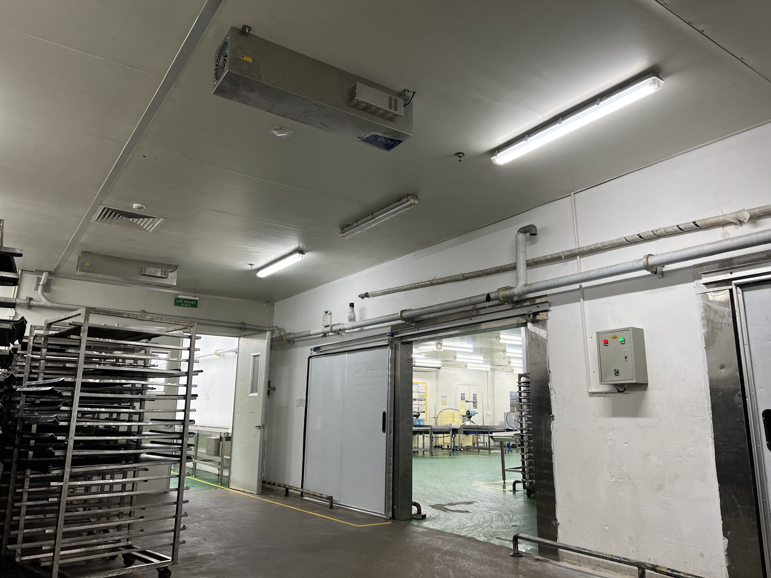 Máy UV khử khuẩn Rama UV-80W lắp đặt trong xưởng sản xuất bánh mì tươi
