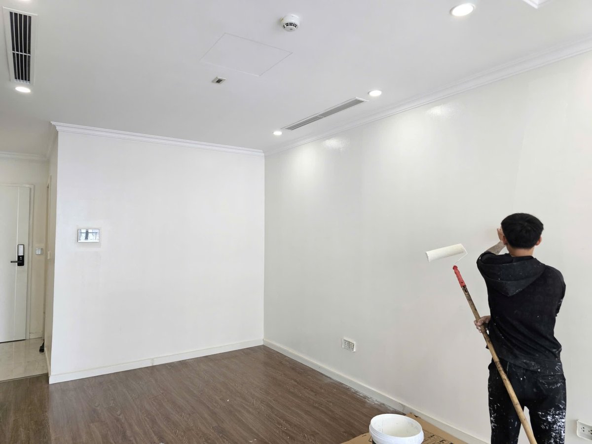 Thi công sơn tường trong căn hộ mới
